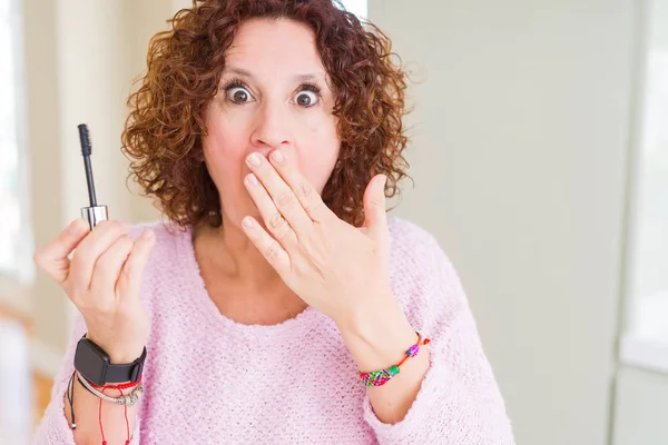 Starsza Kobieta Oddanie Mascara Rzęsy Pokrycie Usta Ręką Wstrząśnięty Wstydem — Zdjęcie stockowe