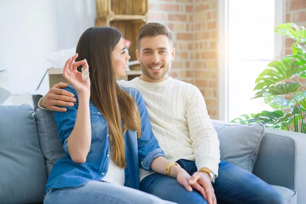 Junges Paar Zieht Ein Neues Zuhause Umarmt Sich Verliebt Und — Stockfoto