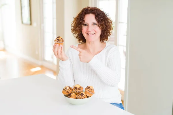 Femme Âgée Mangeant Des Muffins Aux Pépites Chocolat Très Heureux — Photo