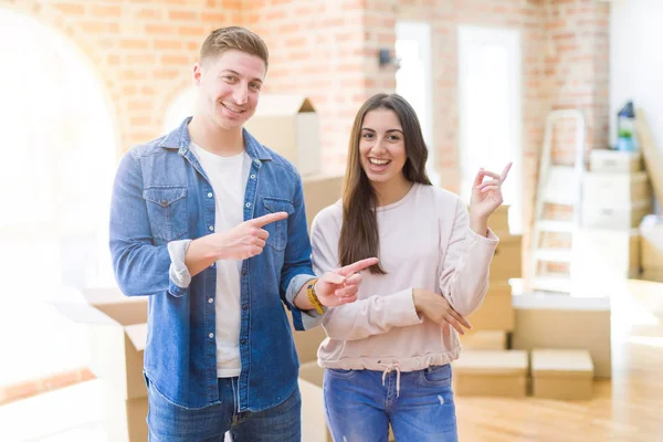 Hermosa Pareja Joven Que Muda Una Nueva Casa Con Una — Foto de Stock