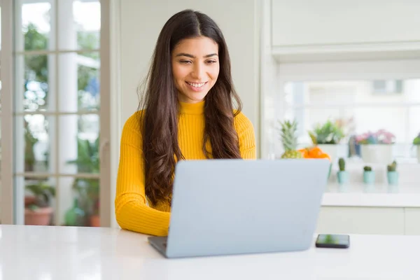 Beauitul junge Frau arbeitet konzentriert mit Computer-Laptop — Stockfoto