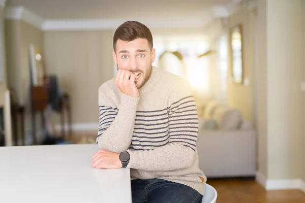 Joven Hombre Guapo Usando Suéter Casa Buscando Estresado Nervioso Con —  Fotos de Stock
