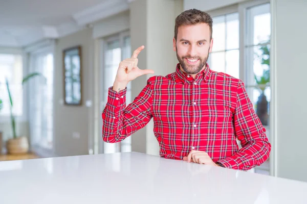 Hombre Guapo Con Camisa Colorida Sonriente Gesto Seguro Con Mano — Foto de Stock