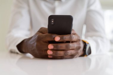 Smarpthone kullanarak Afrika adam elinde yakın çekim