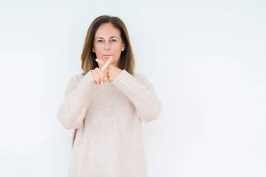 Izole arka plan Reddi ifade negatif işaret yapıyor parmakları geçiş üzerinde güzel orta yaş kadın