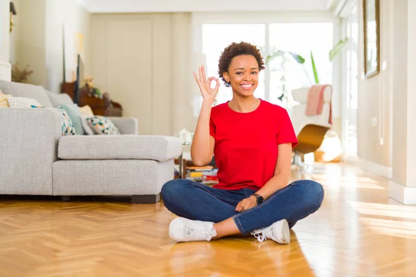 Junge Schöne Afrikanisch Amerikanische Frau Sitzt Auf Dem Boden Hause — Stockfoto