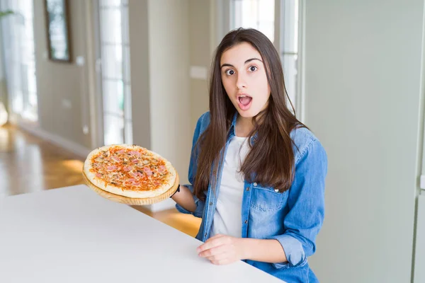 Piękna Młoda Kobieta Jedzenie Domowej Roboty Smaczne Pizzy Kuchni Przestraszony — Zdjęcie stockowe