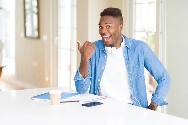 African American Student Man Studeren Met Behulp Van Notebooks Het — Stockfoto