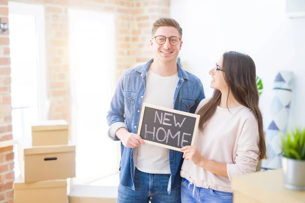 Mooie Jonge Paar Knuffelen Liefde Het Houden Van Blackboard Verhuizen — Stockfoto