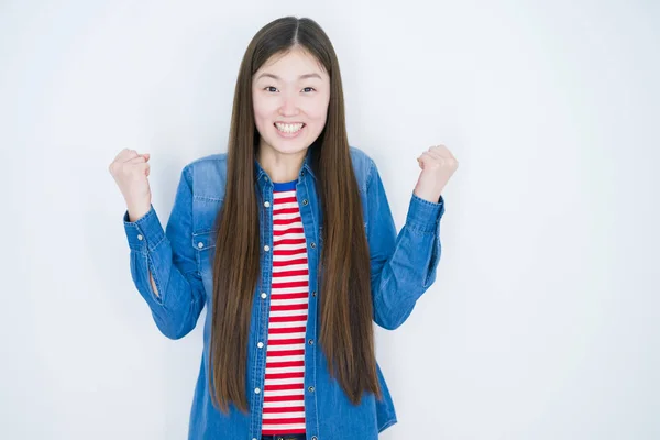 Mooie Jonge Aziatische Vrouw Witte Geïsoleerde Achtergrond Vieren Verrast Verbaasd — Stockfoto