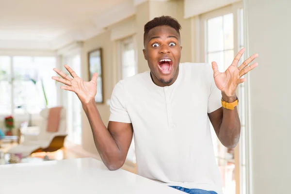 Hombre Afroamericano Guapo Mesa Blanca Casa Celebrando Loco Sorprendido Por — Foto de Stock