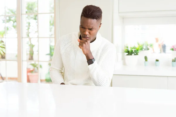 Красивий Афроамериканець Людини Білому Столі Почуття Нездужання Кашель Симптом Холоду — стокове фото