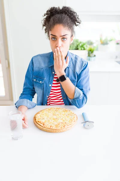 Молода Афроамериканець Жінка Їсть Домашнє Сиру Піцу Прикрити Рот Рукою — стокове фото