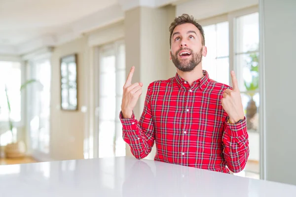 Knappe Man Het Dragen Van Kleurrijke Shirt Verbaasd Verrast Opzoeken — Stockfoto