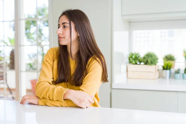 Schöne Junge Frau Gelbem Pullover Mit Seitlichem Blick Entspannte Profilpose — Stockfoto