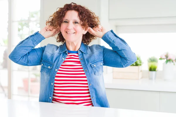 Seniorin Mittleren Alters Mit Lockigem Haar Und Jeansjacke Hause Lächelnd — Stockfoto