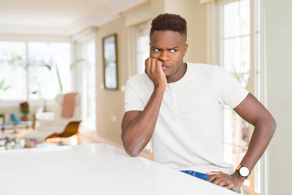 Bell Uomo Afroamericano Sul Tavolo Bianco Casa Dall Aspetto Stressato — Foto Stock