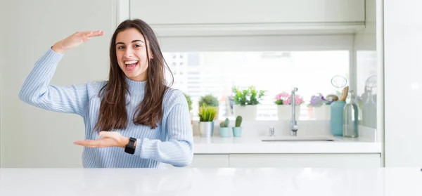 Imagen Gran Angular Hermosa Mujer Joven Sentada Mesa Blanca Casa — Foto de Stock