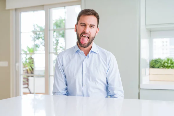 Ωραίος Επιχειρηματικός Άνθρωπος Που Χώνει Γλώσσα Του Ευτυχισμένη Αστεία Έκφραση — Φωτογραφία Αρχείου