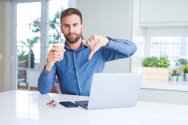 Homem Bonito Trabalhando Usando Laptop Computador Beber Uma Xícara Café — Fotografia de Stock