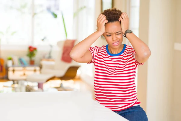 Jeune Belle Femme Afro Américaine Maison Souffrant Maux Tête Désespérés — Photo