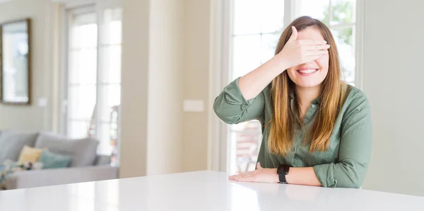 Mulher Bonita Casa Sorrindo Rindo Com Mão Rosto Cobrindo Olhos — Fotografia de Stock