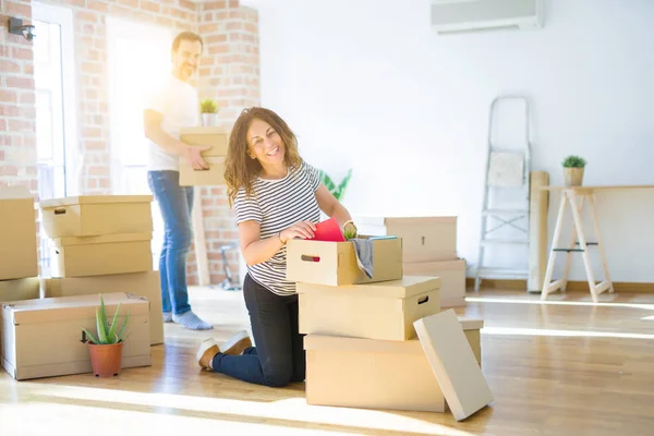 Homem Feliz Mulher Movendo Para Novo Apartamento — Fotografia de Stock