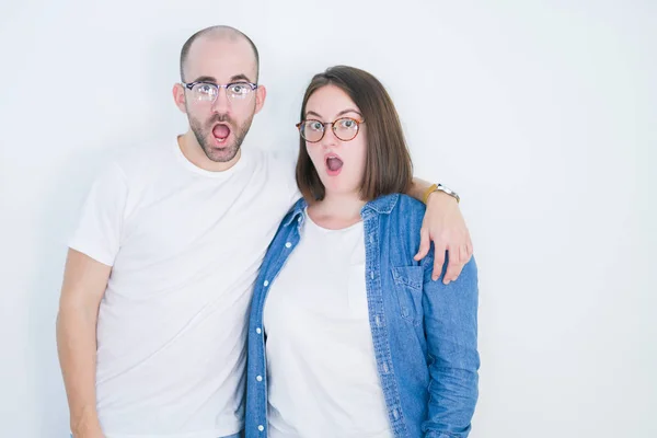 Casal Jovem Juntos Vestindo Óculos Sobre Fundo Isolado Branco Assustado — Fotografia de Stock