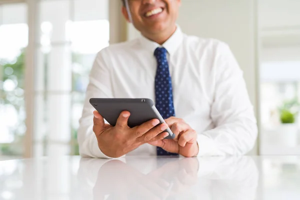 Close Middle Age Business Man Using Tablet — Stock Photo, Image