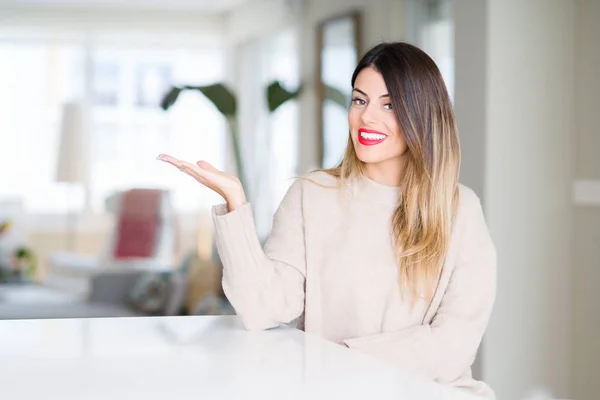 Jovem Mulher Bonita Vestindo Suéter Inverno Casa Sorrindo Alegre Apresentando — Fotografia de Stock