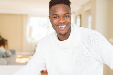 Gülümseyen yüzünde kocaman bir gülümseme ile neşeli Afrika yakışıklı genç