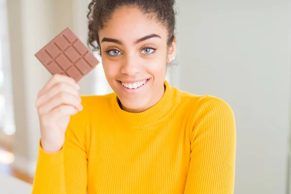 Junge Afrikanisch Amerikanische Mädchen Isst Dunkle Schokolade Als Süßen Snack — Stockfoto