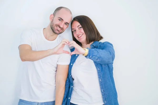 Casal Jovem Juntos Sobre Fundo Isolado Branco Sorrindo Amor Mostrando — Fotografia de Stock