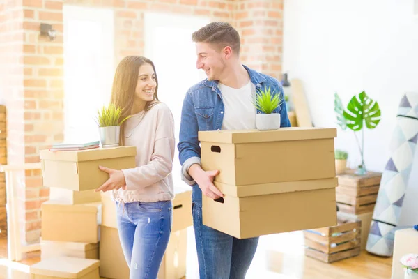 Feliz Jovem Casal Mudando Para Novo Apartamento — Fotografia de Stock