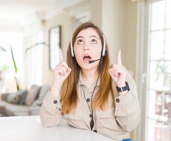 Ofiste Kulaklık Takan Güzel Genç Operatör Kadın Şaşırttı Baktı Parmakları — Stok fotoğraf