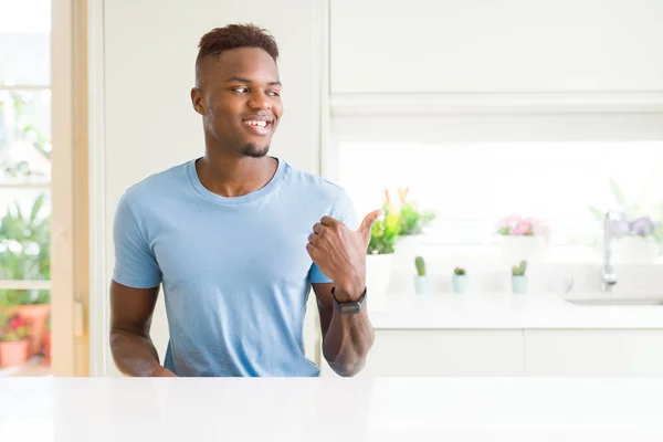 Charmant Homme Afro Américain Portant Shirt Décontracté Maison Souriant Avec — Photo