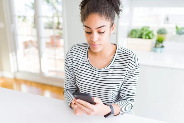 Unga Afroamerikanska Kvinnan Med Smartphone Sms Ett Meddelande Med Självsäker — Stockfoto