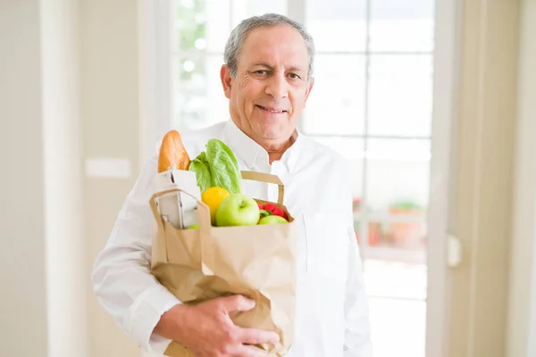 Beau Senior Tenant Sac Papier Plein Épicerie Fraîche Souriant Maison — Photo