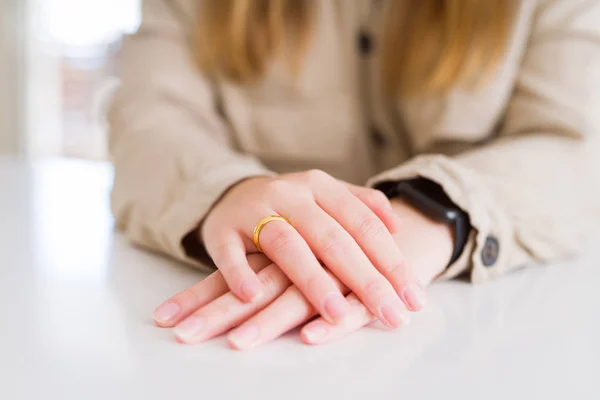 Крупним планом жіночі руки, що показують золотий союз руками на е — стокове фото