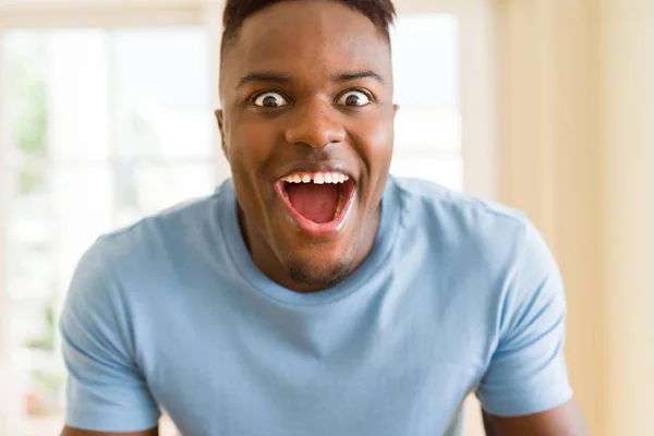 Hombre Afroamericano Gritando Muy Emocionado Celebrando Éxito Victoria Sonriendo Feliz —  Fotos de Stock