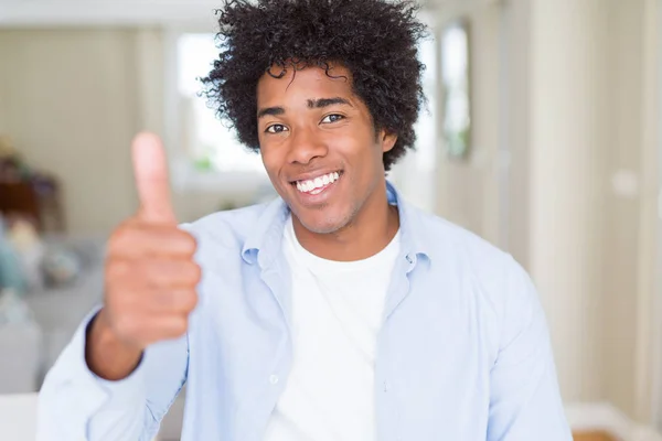 Hombre Afroamericano Casa Haciendo Gesto Feliz Con Mano Aprobación Expresión —  Fotos de Stock