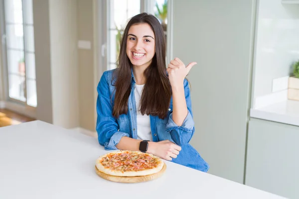 Güzel Genç Kadın Mutfakta Yapımı Lezzetli Pizza Yeme Mutlu Yüz — Stok fotoğraf