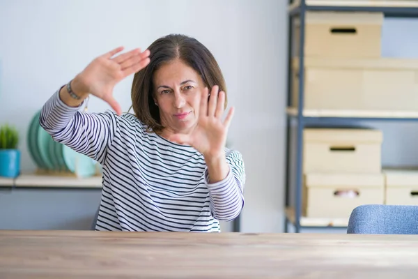 Mulher Idosa Meia Idade Sentada Mesa Casa Fazendo Quadro Usando — Fotografia de Stock