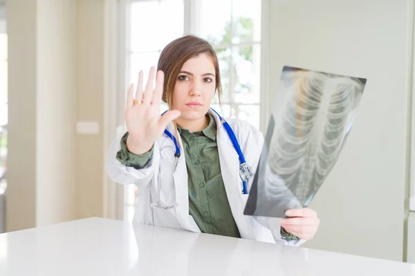 Mooie Jonge Dokter Vrouw Kijken Naar Borst Radiografie Met Open — Stockfoto