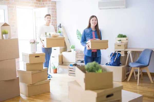 Hermosa Joven Asiática Pareja Buscando Feliz Celebración Cajas Cartón Sonriendo — Foto de Stock