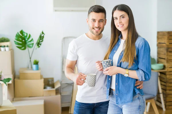 Pasangan Yang Cantik Pindah Rumah Baru Tersenyum Sambil Minum Secangkir — Stok Foto