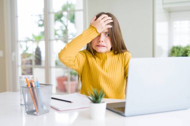 Bilgisayarlı dizüstü bilgisayar kullanarak okula eğitim gören güzel genç kız, eliyle başını gerdi, utanç ve sürpriz yüzle şoke oldu, kızgın ve hüsrana uğradı. Korku ve hata için üzgün.