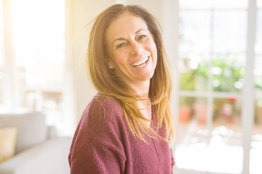 Evde gülümseyen güzel orta yaş kadın