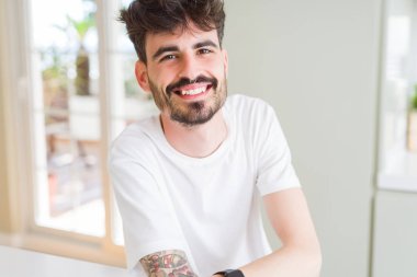 Yakışıklı genç adam kamera neşeli gülümseyen bir geçti