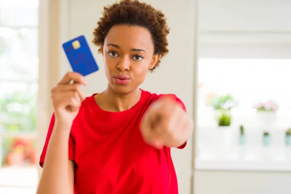 Junge Afrikanisch Amerikanische Frau Mit Kreditkarte Zeigt Mit Dem Finger — Stockfoto